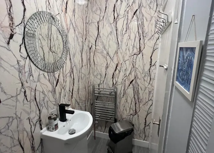 Private 2 Near Southmead Hospital * بريستول